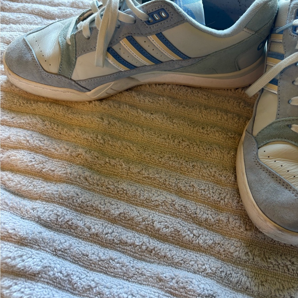 Adidas AR trainer sneaker White and Blue.